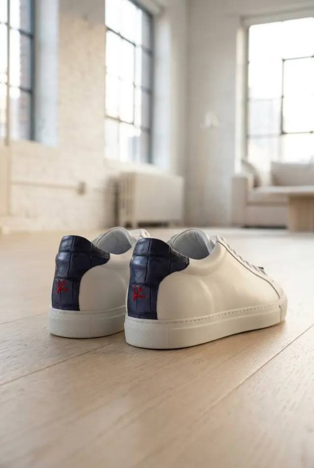 Isaia sneakersy męskie gładkie z granatowym zapiętkiem białe