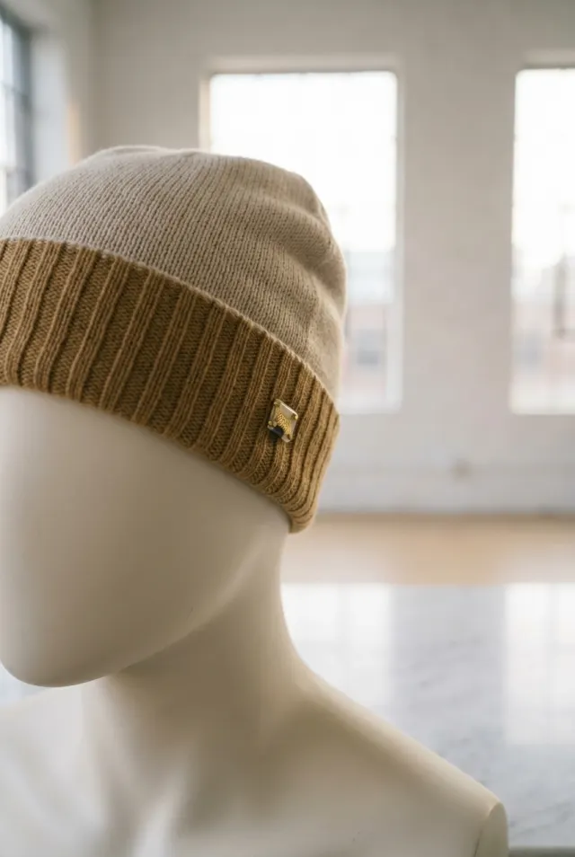Colombo czapka męska beanie gładka z karmelowym ściągaczem beżowa