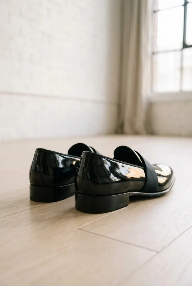 Santoni loafersy męskie z połyskiem i taśmą grosgrain czarne